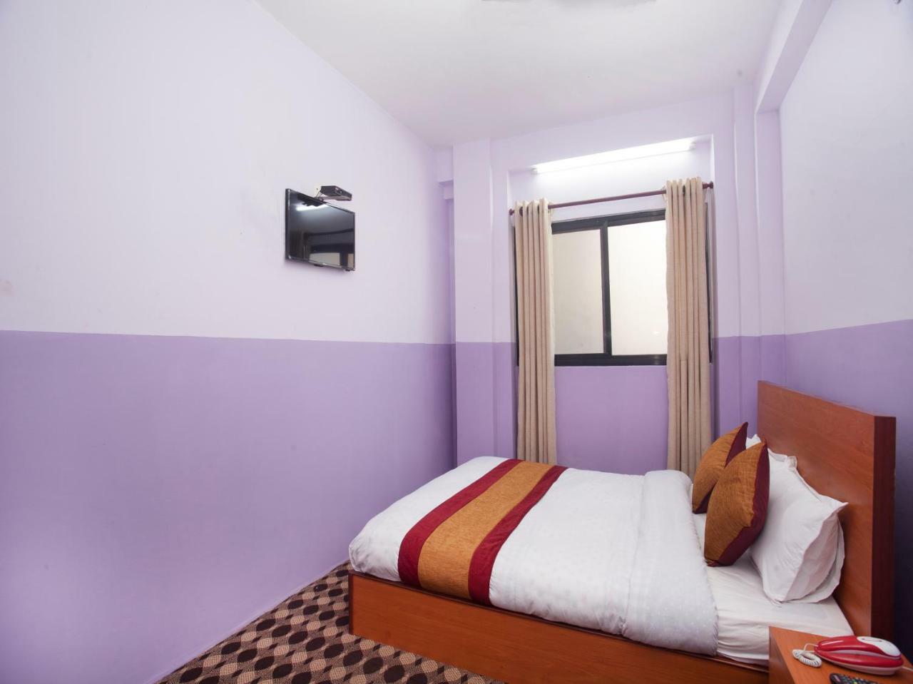 Oyo 341 Hotel Kusum Kohinoore Tokha ภายนอก รูปภาพ