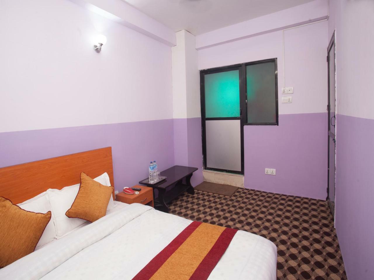 Oyo 341 Hotel Kusum Kohinoore Tokha ภายนอก รูปภาพ