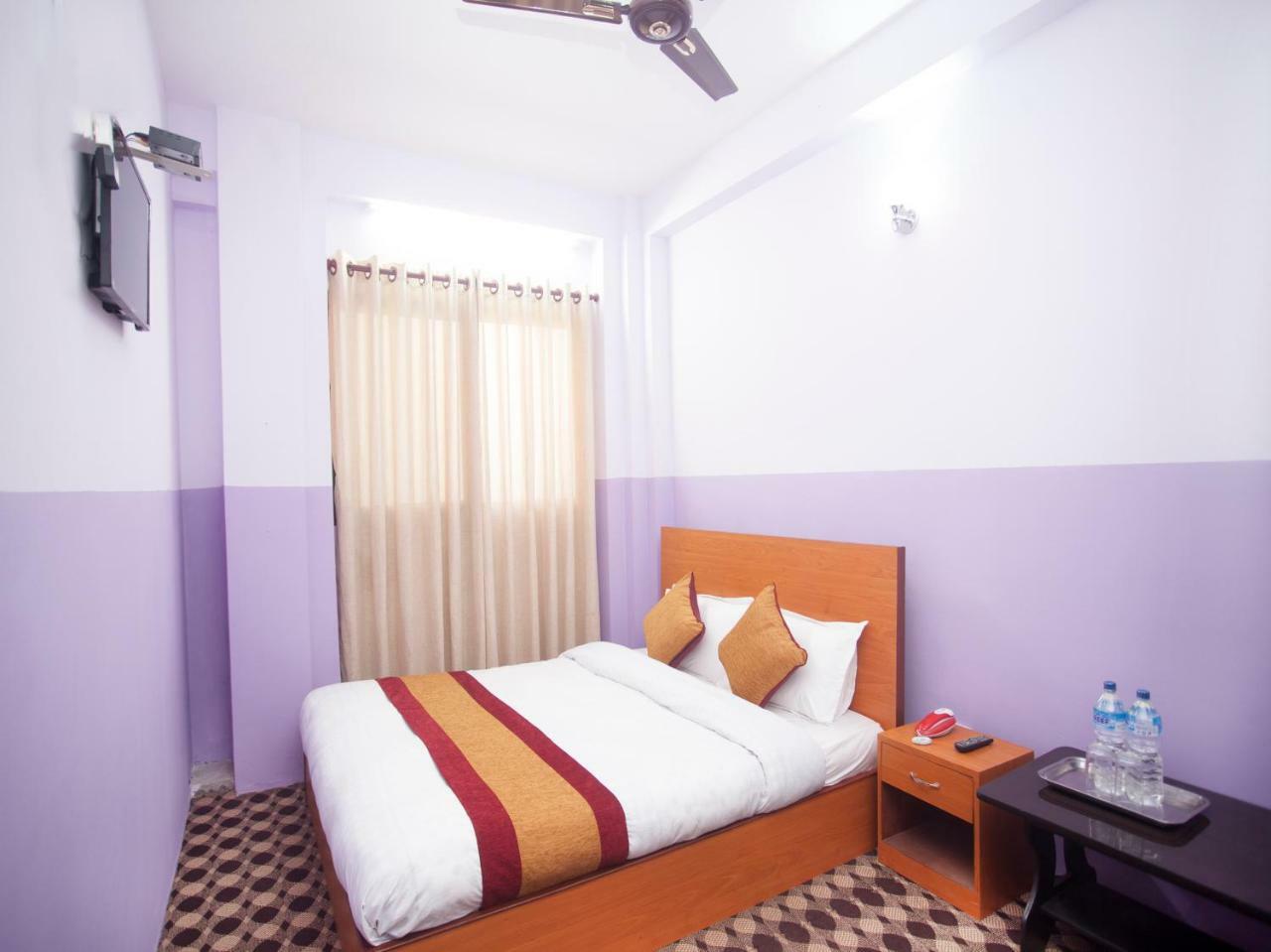 Oyo 341 Hotel Kusum Kohinoore Tokha ภายนอก รูปภาพ